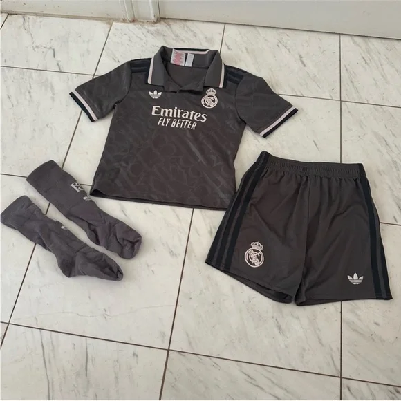 Adidas Kids Gray and White Soccer Set, Size 6 - Picture 3 of 14